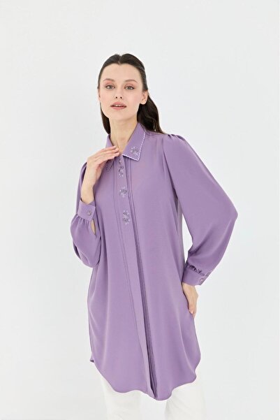 Doque 61092 YAKASI VE ÖN KISMI NAKIŞ DETAYLI GİZLİ DÜĞMELİ KOL UCU MANŞETLİ SPOR ŞIK TUNİK #05-25#