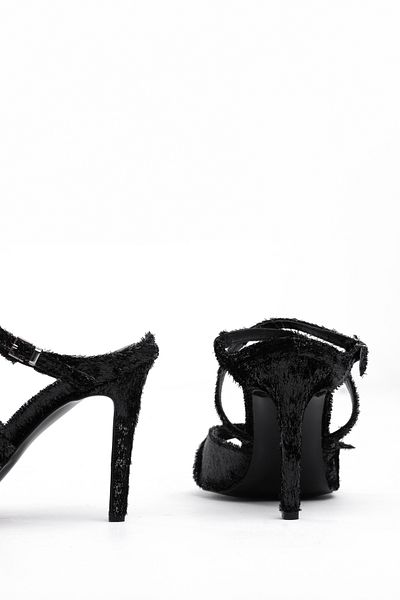 Tasarım Seria Velvet Noir – Pantofi de seară negri cu toc subțire, cu bandă încrucișată, textura lucioasă catifelată