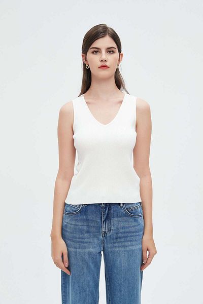 Nichii Women's Sleeveless V-Neck Blouse