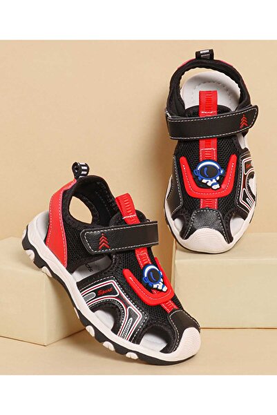 Pine kids صندل صندل صنوبر للأطفال بإغلاق فيلكرو وتطريز رائد فضاء - أسود وأحمر