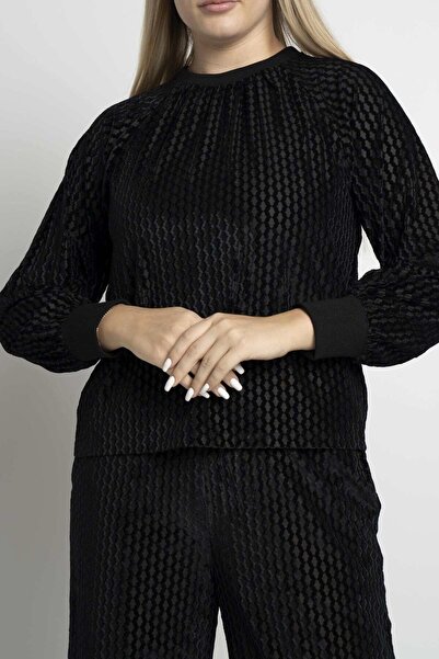 mica بلوزة مخملية مطرزة بأكمام طويلة