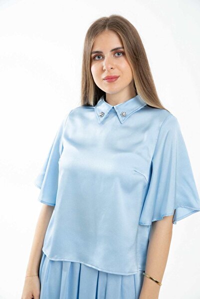 mica بلوزة ناعمة بأكمام فراشة وياقة واسعة