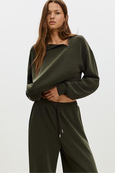 Stradivarius سويت شيرت ناعم الملمس بسحاب جانبي