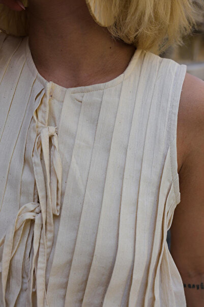 VAGGON Γυναικεία κρεμ πλισέ μπλούζα με λεπτομέρεια με κορδόνια Vs00621