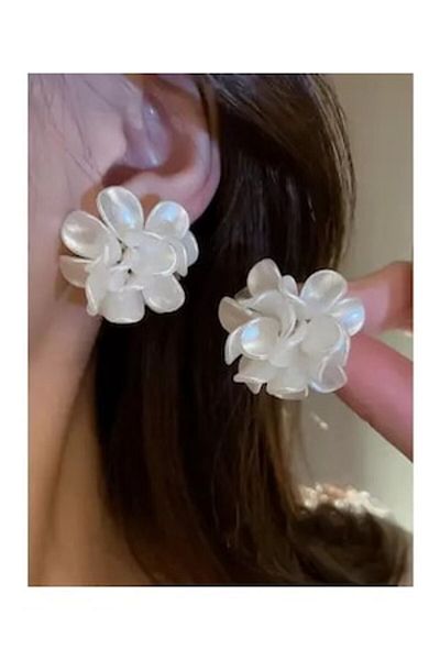 Inovius - White Flower Earrings