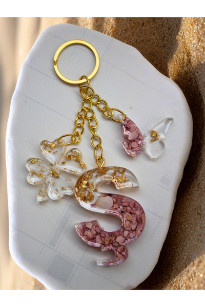 Gelinrehberi سلسلة مفاتيح هدية مصنوعة يدويًا على شكل حرف Ş بلون البودرة، رمل البحر، برسيم وفراشة ذهبية اللون