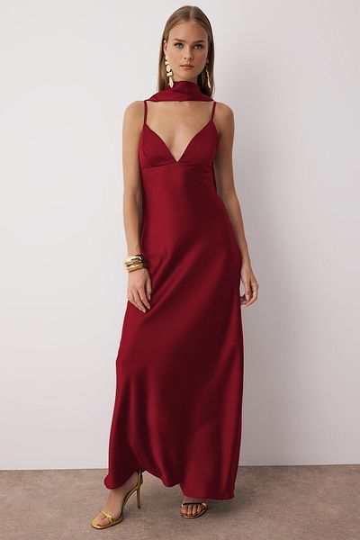 Trendyol Collection Червена шал с детайли от сатенена тъкан Макси вечерна рокля за бала TPRSS25EL00312