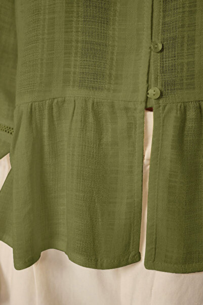 Trendyol Collection Khaki bavlněná košile s texturou a krajkou na rukávech, regular střih, boho styl, tkaná košile TWOSS25GO00038