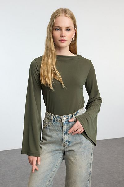 Trendyol Collection Трикотажна блузка з еластичного трикотажу з іспанським рукавом хакі TWOAW25BZ00203