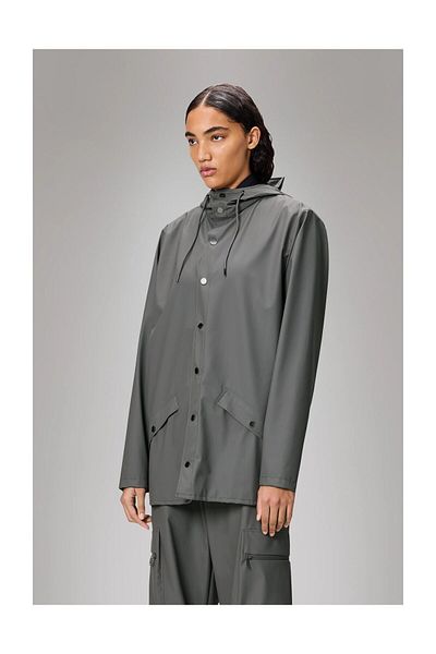 Rains Die wasserdichte Jacke ist aus dem charakteristischen PU-Stoff von Rains geschnitten und verfügt über ultraschallverschweißte Nähte