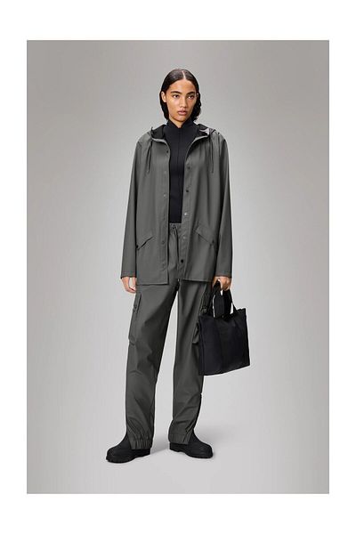Rains Die wasserdichte Jacke ist aus dem charakteristischen PU-Stoff von Rains geschnitten und verfügt über ultraschallverschweißte Nähte