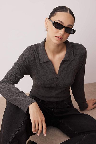 Trendyol Collection Ανθρακί με υφή Polo γιακά με φερμουάρ που ταιριάζει στο σώμα ελαστική πλεκτή μπλούζα TWOAW26BZ00039