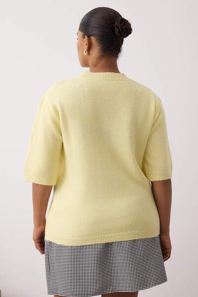 Trendyol Curve Тънко плетен пуловер с бродирана панделка и жълт цвят TBBAW26AN00007