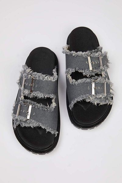 TRENDYOL SHOES Дамски чехли от сиви дънки с катарама и пискюли с двойна презрамка TAKSS25TE00038