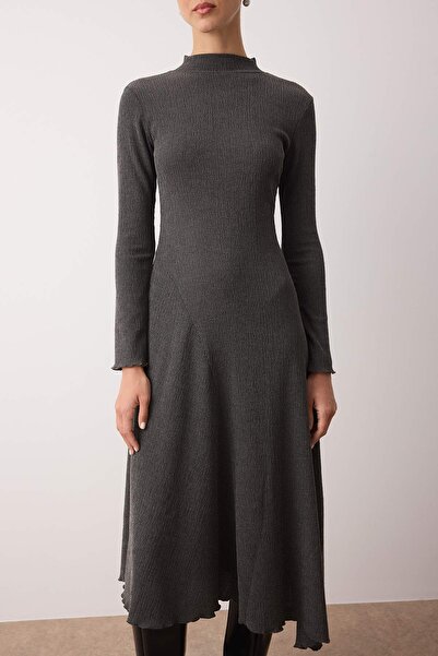 Trendyol Collection Antracitová asymetrická sukne s detaily lemovaného stojatého límce Flexibilní rovné maxi pletené šaty TWOAW26EL00022