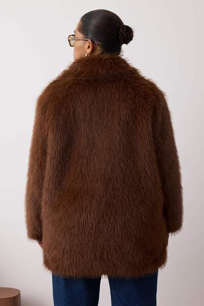 Trendyol Curve Ειδική συλλογή Καφέ Γούνα Μεγάλο Μέγεθος Μονόχρωμο Κλείσιμο Oversize Midi Παλτό TWOAW26DD00000