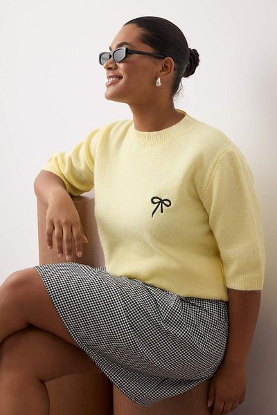 Trendyol Curve Yellow Bow Embroidered Thin Knitwear Sweater Tbbaw26An00007