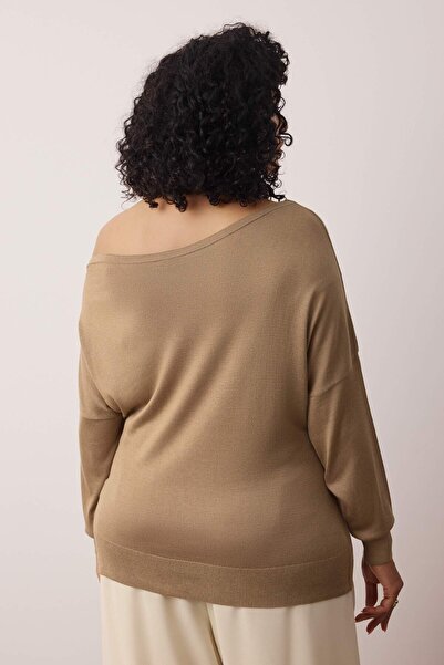 Trendyol Curve Nerzfarbener Strickpullover mit U-Boot-Ausschnitt TBBAW24AN00041