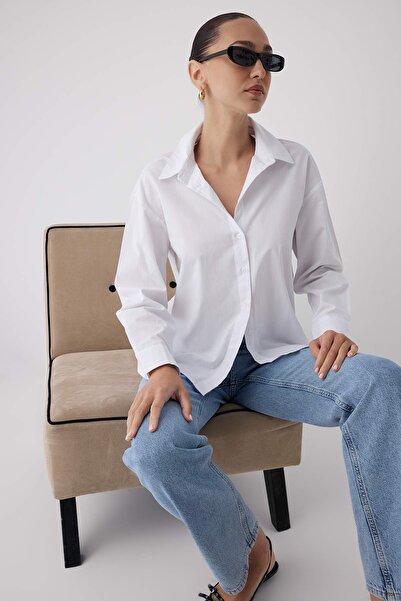 Trendyol Collection Cămașă oversize reglabilă cu detaliu alb cu nasturi pe spate Wardrobe Essentials |   TWOAW26GO00009