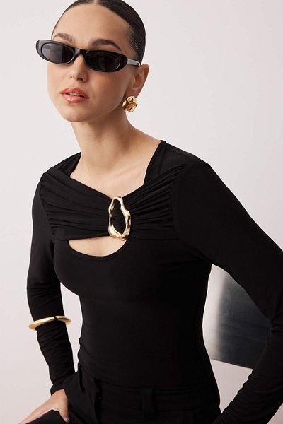 Trendyol Collection Bluză tricotată elastică, neagră, cu accesorii și detaliu decupat TWOAW26BZ00087