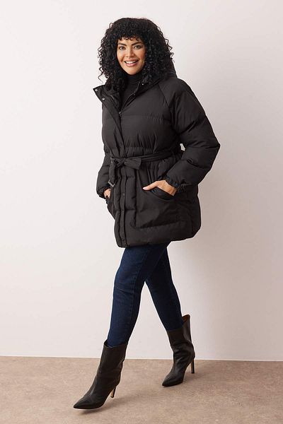 Trendyol Collection Черно пухено палто с качулка и колан, стандартна кройка, водоотблъскващо, голям размер TWOAW26AW00011