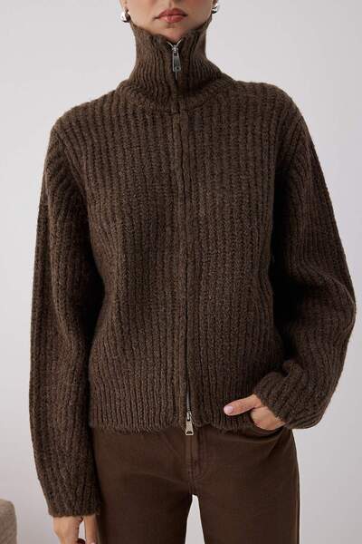 Trendyol Collection Šatní skříň Essentials Hnědý svetr na zip s měkkou texturou Wide Fit | TWOAW26HI00049