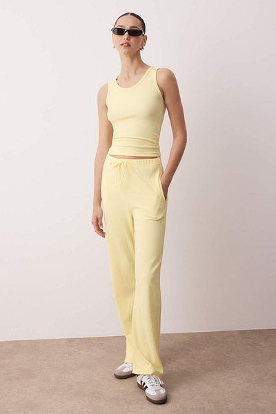 Trendyol Collection Hellgelbes, ärmelloses, figurbetontes, dehnbares Oberteil, elastische Taille, Schnürung unten, gestricktes Oberteil – Oberteil-Set TWOSS25AU00128