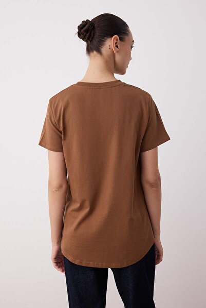 Trendyol Collection Καφέ-κίτρινο 100% χοντρό βαμβακερό μπλουζάκι με μακρύ πλέγμα στην πλάτη TWOAW26TS00008