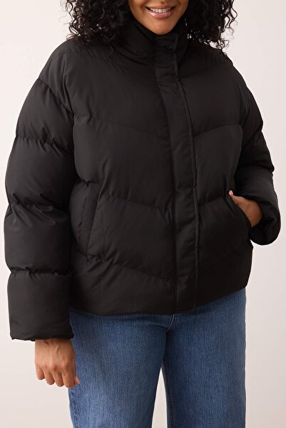 Trendyol Curve Μαύρο κανονικό σχήμα Αποβουλικό φουσκωτό παλτό μεγάλου μεγέθους TWOAW26AW00007