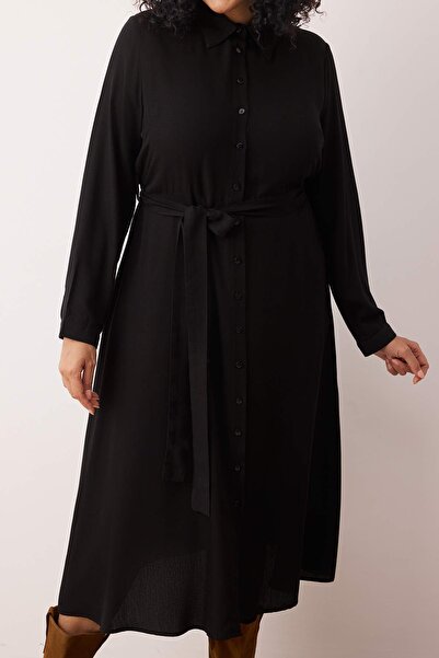 Trendyol Curve Μαύρο φόρεμα πουκάμισο με ζώνη μίντι υφαντό μεγάλου μεγέθους TBBAW26AH00039