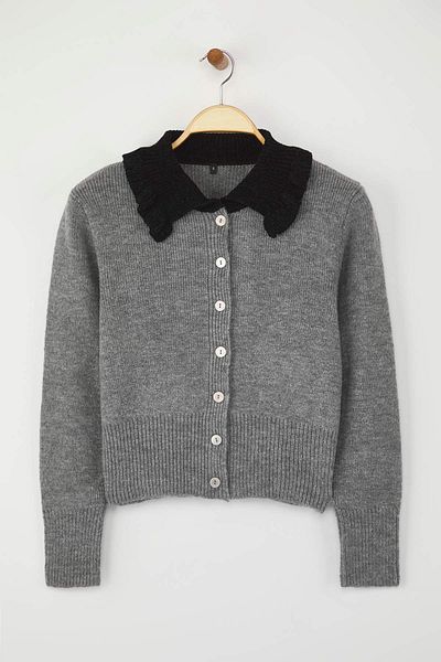 Trendyol Collection Γκρι Color Block Polo Collar Προσαρμοσμένο νήμα Λεπτομερή πλεκτό γιακά Ζακέτα TWOAW26HI00056