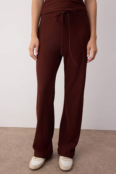 Trendyol Collection Кафяв комплект от плетен топ и долна част без ръкави, прилепващ към тялото, с еластична талия и връзки TWOSS25AU00128
