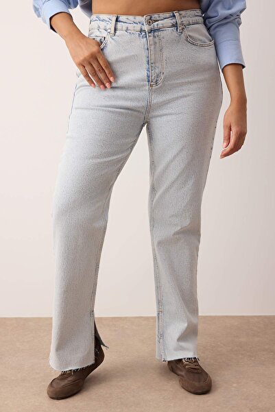 Trendyol Curve Blugi cu talie înaltă, albastru deschis, cu detaliu de fante, cu croiala evazată, mărime mare TBBAW26CJ00000