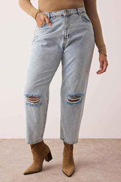 Trendyol Curve Világoskék Destroy Detailed Mom Fit Denim nagyméretű farmernadrág TBBSS23CJ00019