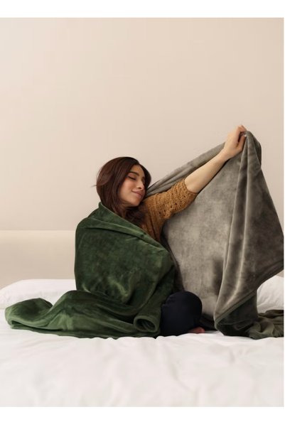 Neyam 100% Polyester Winter Blanket. Size 200x150 - Soft And Comfortable Velvet Blanket - Green Color