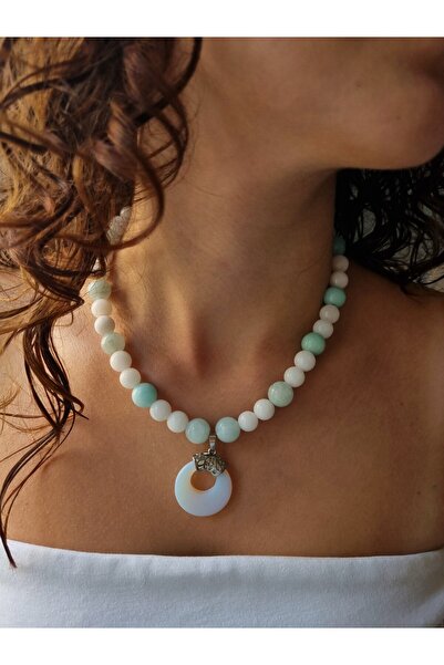 NEMOR STUDIO قلادة من الأحجار الكريمة الطبيعية من الأوبال مع تفاصيل على شكل حلقة