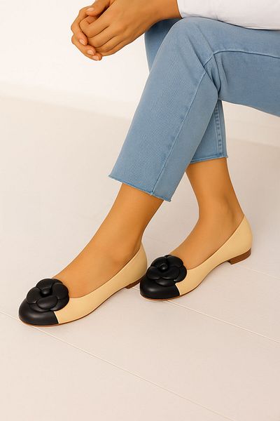 Deriderim Beige Leather Ballerinas with Flower Detail