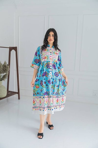 AFandina A midi printed jalabiya, a look that combines authenticity and natural beauty.
