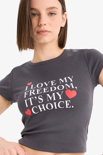 DeFacto تي شيرت Cool Fitted Crew Neck مطبوع بأكمام قصيرة مضلع E7986AX25SP