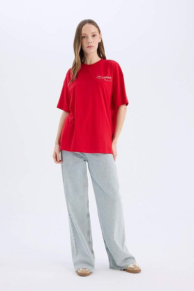 DeFacto Übergroßes, kurzes, rotes T-Shirt mit Atatürk-Signatur und breiter Passform E6113AX24WN