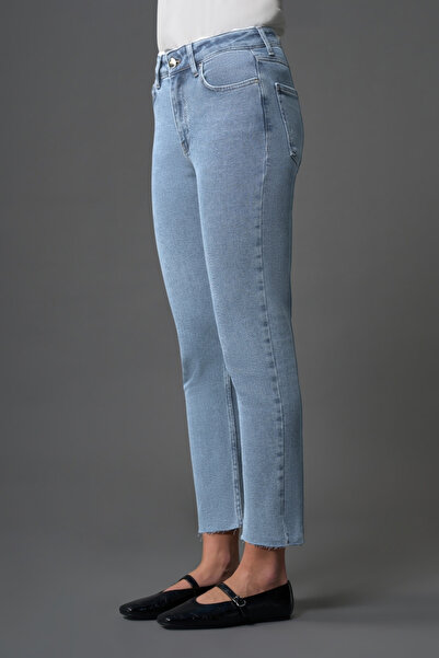 Mizalle Kesik Paça Mom Fit Açık Mavi Denim Pantolon