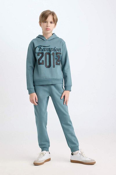 DeFacto Set aus bedrucktem Sweatshirt mit Kapuze und elastischen Jogginghosen für Jungen – D3561a824wn