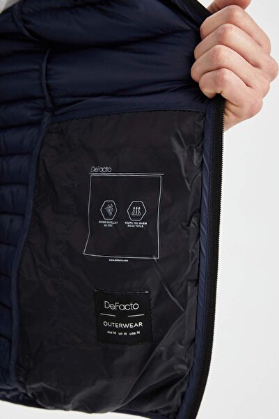 DeFacto Könnyű felfújható mellény vízlepergető Slim Fit karcsú szabású kapucnis cipzáras zsebekkel szezonális N4652AZ24AU