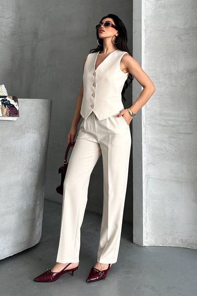 AKD Atelier Γυναικείο κοστούμι παντελόνι με κομψό χρυσό κουμπί με λεπτομέρεια V λαιμόκοψη
