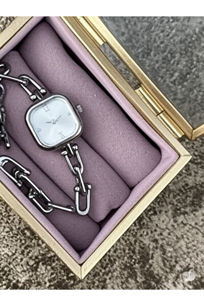 FAMEMUS ACCESSORY A stylish watch