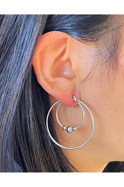 FAMEMUS ACCESSORY أقراط من الفولاذ مع تفاصيل كرة دائرية