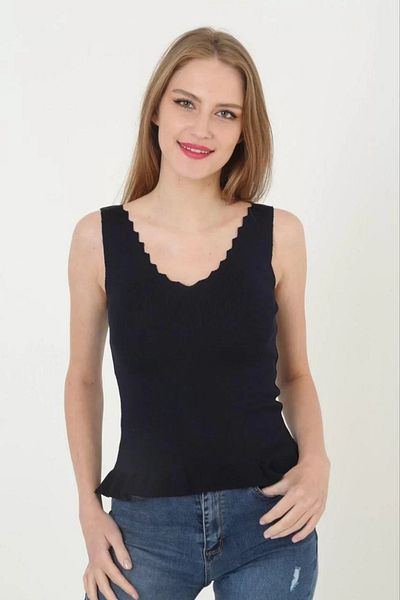 SuQ Women's V-Neck Ruffle Detail Crop - Black