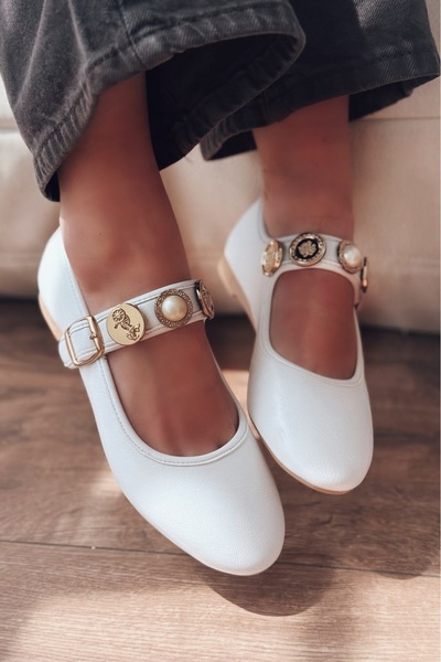 I Love Shoes حذاء باليه نسائي من Brosta مصنوع من الجلد غير اللامع ومزين بإبزي...