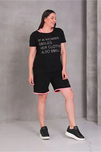 FOR ESRA BIG TREND طقم شورت نسائي مقاس كبير بتفاصيل نيون وحزام كتف واحد من الأمام وطباعة حروف من الفسكوز المرن مكون من قطعتين
