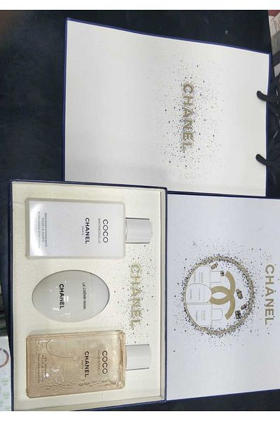 Dior تُظهر الصورة مجموعة هدايا من شانيل كوكو مادموزيل للنساء [3، 4].